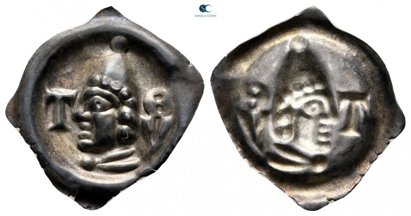 AD 1350-1400. Barons of Krenkingen. Tiengen
Brakteat AR

20 mm, 0,32 g

T-Є...