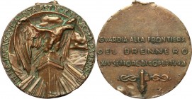 Medaglia per la guardia di frontiera al Brennero. Casolari XIV-129. AE. 32.50 mm. Appiccagnolo rimosso. BB+/BB.