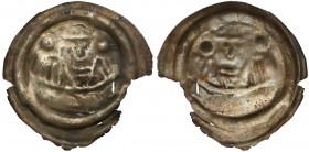 Mieszko III, Brakteat hebrajski - 'Anioł' - b.rzadki Bardzo rzadki, charakterystyczny brakteat przedstawiający księcia stojącego na murze, między dwie...