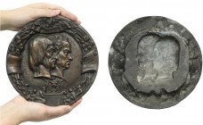 Medalion / spluwaczka (22cm), Rzeź Galicyjska 1846 Medalion w formie spluwaczki poświęcony wydarzeniom z roku 1846, tzn. rabacji chłopskiej w Galicji ...