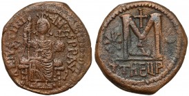 Bizancjum, Justynian (I 527-565 n.e.) Follis, Kyzikos Awers: Justynian siedzący na tronie, na wprost, trzymający długie berło i glob z krucyfiksem, w ...