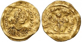 Justynian I Wielki (527-565 n.e.) Tremissis, Konstantynopol Awers: Popiersie cesarza w ozdobnym hełmie i szacie konsularnej, trzymający włócznię i tar...