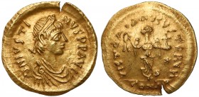 Justynian I Wielki (527-565 n.e.) Tremissis, Konstantynopol Awers: Popiersie cesarza w ozdobnym hełmie i szacie konsularnej, trzymający włócznię i tar...