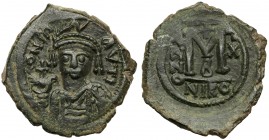 Bizancjum, Maurycy Tyberiusz (582–602 n.e.) Follis Awers:&nbsp; Popiersie cesarza na wprost w hełmie, kirysie, trzymający w prawej dłoni glob z krzyże...