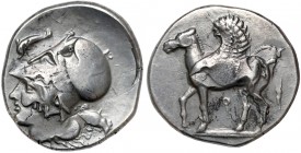 Grecja, Korynt (405-345 p.n.e.) Stater Awers: Głowa Ateny w hełmie korynckim w lewo, z prawej strony delfin, z lewej dziobiący kogut. Rewers: Pegaz z ...