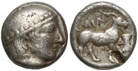 Grecja, Tracja, Ainos (410-400 p.n.e.) Diobol Awers: Głowa Hermesa w petasos, w prawo. Rewers: Koza idąca w prawo. W prawym polu labrys. Powyżej AIN M...
