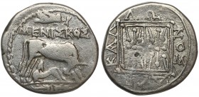 Grecja, Iliria, Dyrrachion (229-100 p.n.e.) Drachma Awers: Krowa stojąca w prawo, karmiąca ciele stojące w lewo, ponad lecąca Nike, w otoku perełkowym...