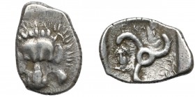 Grecja, Licja, Mithrapata (390-370 p.n.e.) Tetrobol Awers: Skalp lwa na wprost. Rewers: Triskeles, pomiędzy ramionami legenda i głowa Heraklesa na wpr...