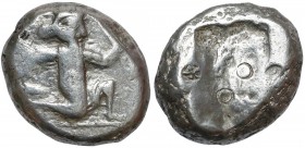 Persja, Achemenidzi, Artakserkses II lub III (375-340 p.n.e.) Siglos Awers: Perski król / heros klęczący / biegnący w prawo, trzymający sztylet i łuk....