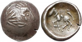 Celtowie wschodni - Stater/Didrachma (II-I w. p.n.e.) Awers: Zbarbaryzowana głowa Zeusa w prawo. Rewers: Zbarbaryzowane przedstawienie jeźdźca na koni...