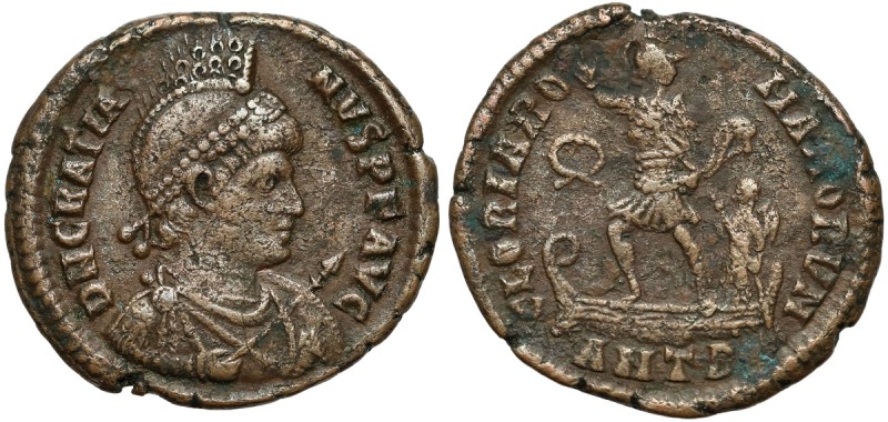 Gracjan (367-383 n.e.) Follis, Antiochia Awers: Popiersie cesarza w hełmie, diad...