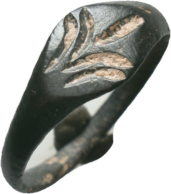 Byzantine Seal Ring with a beautiful decoration on bezel,

Condition: Very Fine
...