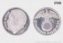 Medaille mit dem Porträt Adolf Hitlers, moderne Prägung, versilbert, Rs. im Stile der Zwei-Reichsmark-Münze. 8,25 g; 25 mm. Selten, besonders in diese...