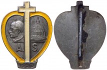 Medaglia votiva usata come spilla a forma di cuore con croce centrale che divide il busto di Pio XII (Eugenio Maria Giuseppe Giovanni Pacelli) (1939-1...