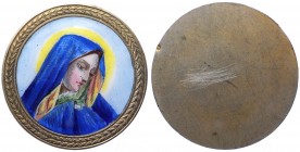 Medaglia votiva usata come spilla con raffigurazione della Vergine Maria posta di tre quarti nimbata e in preghiera - clipeo centrale in ceramica circ...