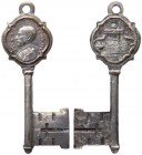 Medaglia votiva a forma di chiave con busto di Papa Pio XII (Eugenio Pacelli) (1939-1958) su un verso e sagrato di S. Pietro sull'altro - con appiccag...
