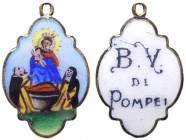 Medaglia votiva in ceramica dipinta colorata con la raffigurazione della Beata Vergine del Rosario di Pompei rappresentata seduta con bambino in bracc...