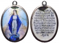 Medaglia votiva in ceramica dipinta con la raffigurazione della Vergine Maria stante frontale su globo con la braccia aperto e un serpente ai suoi pie...