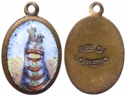 Medaglia votiva in ceramica dipinta con la rappresentazione della Madonna di Loreto stante frontale nimbata con dalmatica e Bambino Gesù in braccio - ...
