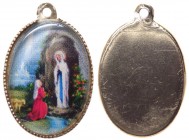 Medaglia votiva in ceramica dipinta con la rappresentazione dell'apparizione della Madonna di Lourdes a Bernadette - con appiccagnolo - Ø mm 14

n.a...