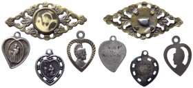 Lotto composto da 4 medagliette votive - 2 con varie raffigurazione della Vergine Maria - 1 con Padre Pio incastonata entro supporto decorato - 1 con ...