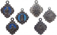 Lotto composto da 3 medagliette votive - 2 con varie raffigurazioni della Vergine Maria - 1 con Santa Rita - tutte con sfondo smaltato azzurro - tutte...