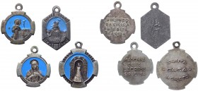 Lotto composto da 4 medagliette votive - 3 con varie raffigurazioni della Vergine Maria - 1 con S. Rita da Cascia - tutte con sfondo smaltato azzurro ...