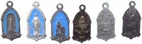 Lotto composto da 3 medagliette votive a forma di edicola con varie raffigurazioni della Vergine Maria - tutte con sfondo smaltato in azzurro e con ap...