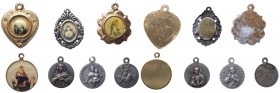 Lotto composto da 7 medagliette votive - 5 con varie raffigurazioni della Vergine Maria - 1 con S. Antonio da Padova - 1 con Santa - tutte con appicca...