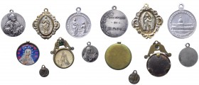 Lotto composto da 7 medagliette votive - 6 con varie raffigurazioni della Vergine Maria - 1 con S. Pietro a ricordo dei pellegrinaggi a Roma - tutte c...