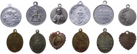 Lotto composto da 6 medagliette votive - 5 con varie raffigurazioni della Vergine Maria - 1 con immagine frontale di Cristo - tutte con appiccagnolo
...