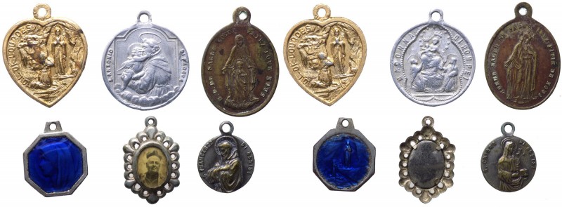 Lotto composto da 6 medagliette votive - 3 con varie raffigurazioni della Vergin...