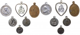 Lotto composto da 6 medagliette votive - 3 con varie raffigurazioni della Vergine Maria - 1 con S. Francesco d'Assisi - 1 con S. Caterina da Siena - 1...