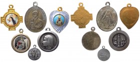 Lotto composto da 6 medagliette votive - 4 con varie raffigurazione della Vergine Maria - 1 a ricordo del santuario della Madonna di Pivè - 1 con Sant...
