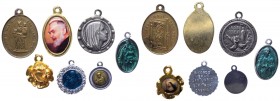 Lotto composto da 7 medagliette votive - 4 con varie raffigurazione della Vergine Maria - 1 con Padre Pio - 1 con S. Francesco - 1 con Santa - tutte c...