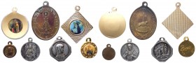 Lotto composto da 7 medagliette votive - 5 con varie raffigurazione della Vergine Maria - 1 a ricordo dell'abbazia di Montecassino - 1 con Santa - tut...
