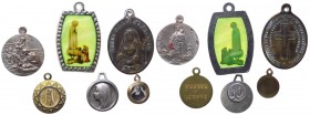 Lotto composto da 6 medagliette votive - 4 con varie raffigurazione della Vergine Maria - 1 con Santa Maria Maddalena Postel - 1 con Santo - tutte con...
