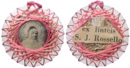 Ex indumentiis - Reliquiario di forma circolare in cartoncino e plastica trasparente tenuti insieme da un filo di cotone rosa con frammento di indumen...