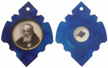 Ex indumentiis - Reliquiario di forma ogivale con clipeo interno circodato da una decorazione in plastica blu con frammento di indumento sacro di Padr...