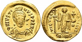 Justin I, 518-527. Solidus (Gold, 20 mm, 4.46 g, 7 h), Constantinopolis, 519-527. D N IVSTINVS P P AVG Pearl-diademed, helmeted and cuirassed bust of ...