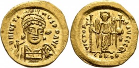 Justin I, 518-527. Solidus (Gold, 20 mm, 4.44 g, 7 h), Constantinopolis, 519-527. D N IVSTINVS P P AVG Pearl-diademed, helmeted and cuirassed bust of ...