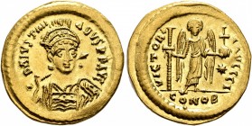 Justinian I, 527-565. Solidus (Gold, 22 mm, 4.41 g, 7 h), Constantinopolis, 527-538. D N IVSTINIANVS P P AVG Helmeted, diademed and cuirassed bust of ...