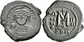 Maurice Tiberius, 582-602. Follis (Bronze, 31 mm, 12.00 g, 6 h), Constantinopolis, RY 4 = 586/7. δ N mAVRC TIBR P P AV' Helmeted and cuirassed bust of...