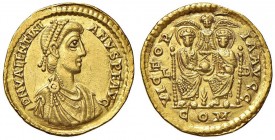Valentiniano II (375-392) Solido (Lugdunum) Busto diademato a d. - R/ Gli imperatori seduti di fronte, dietro, la Vittoria – RIC 38a (R/3) AU (g 4,42)...