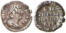 OSTROGOTI Teodato (534-536) Monetazione a nome di Giustiniano – Quarto di siliqua (Roma) Busto diademato a d. – R/ Scritta – MEC 139 AG (g 0,66)
BB...