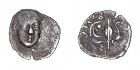 Monedas Antiguas
Campania
Óbolo. AR. (380-350 a.C.). Fistelia. A/Cabeza de ninfa de frente. R/Delfín y espiga de trigo, debajo ley. 0.51g. SNG.Cop 5...