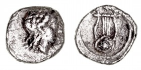 Monedas de la Hispania Antigua
Óbolo. AR. (siglo IV a.C.). Atribuida en la Colección Cores a la ceca de Emporion. A/Cabeza de Apolo a der. R/Lira. 0....