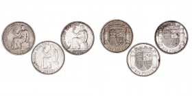 La Peseta
II República
Peseta. AR. 1933. Lote de 3 monedas. Una de ellas con el reverso ligeramente girado. MBC+ a MBC.
