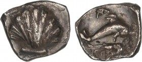 GREEK COINS
Litra. 325-280 a.C. TARENTUM. CALABRIA. Anv.: Concha. Rev.: Delfín nadando a derecha, debajo camarón. 0,76 grs. AR. ESCASA. HN ITALY-979;...