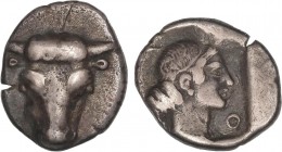 GREEK COINS
Trióbolo. 460-430 a.C. PHOKIS. Anv.: Cabeza de toro de frente. Rev.: Cabeza de Artemisa a derecha, en cuadro incuso. 2,84 grs. AR. Pátina...